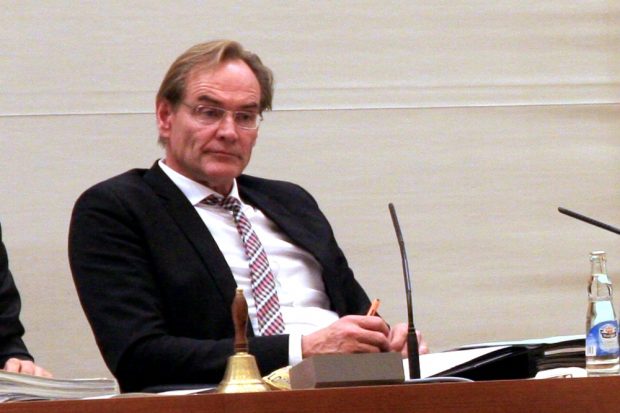 Sichtlich sauer nach der Abstimmung zur Schwimmhalle Runki-Plaatz. OBM Burkhard Jung. Foto: L-IZ.de