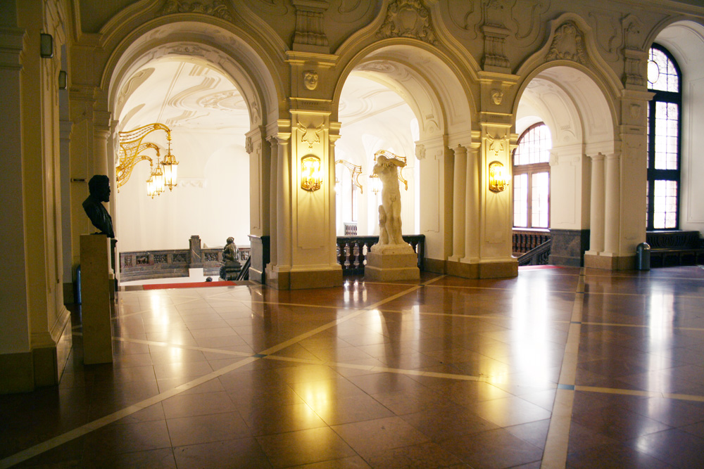 Blick ins Treppenhaus des Neuen Rathauses. Foto: Ralf Julke
