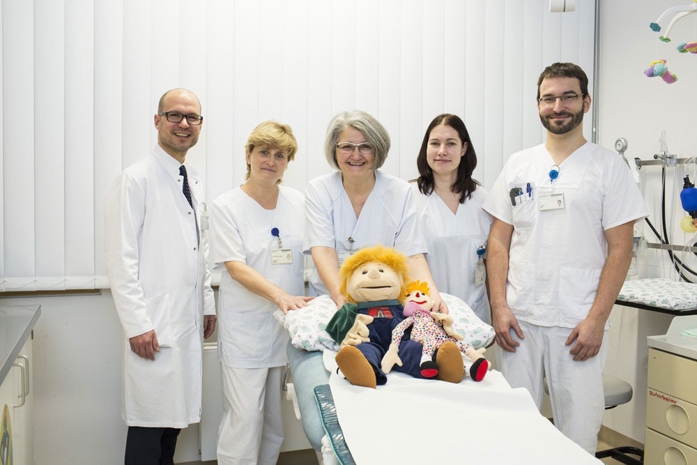 Das Team Urodynamik des Kontinenzzentrums und Prof. Martin Lacher (li.), Direktor der Klinik und Poliklinik für Kinderchirurgie, stehen beim Informationstag am 29. Oktober für die Fragen betroffener Eltern zur Verfügung. Foto: Stefan Straube / UKL