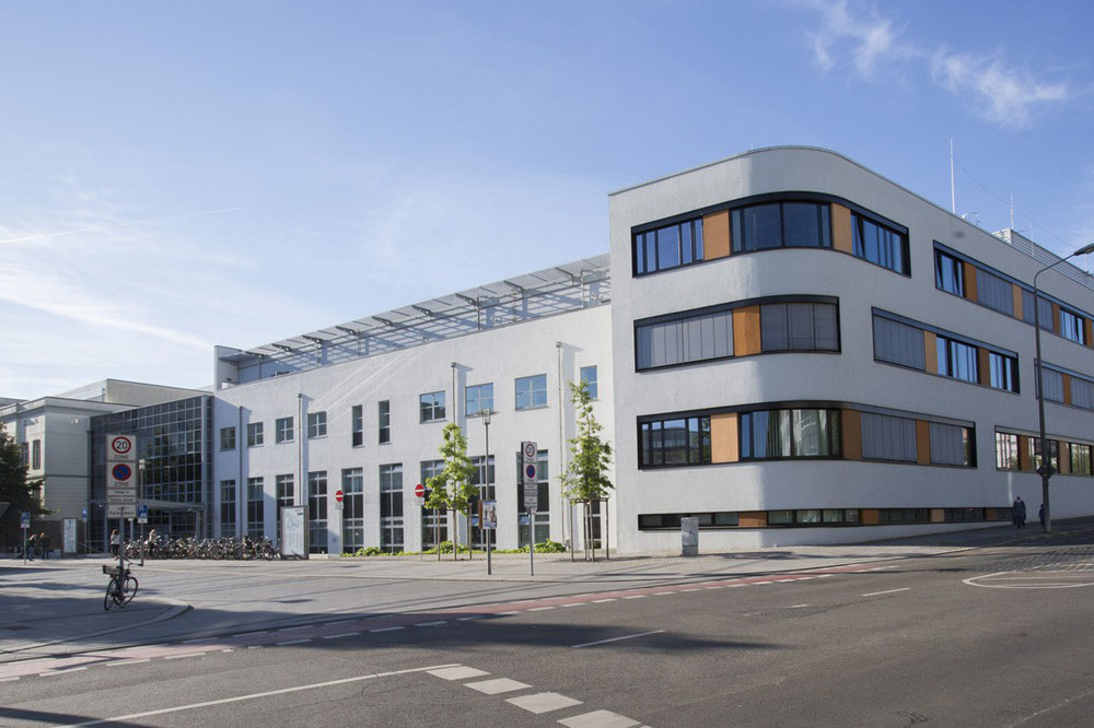 Das markante Gebäude der Universitätszahnmedizin Leipzig an der Ecke Liebigstraße/Nürnberger Straße. Foto: Stefan Straube / UKL