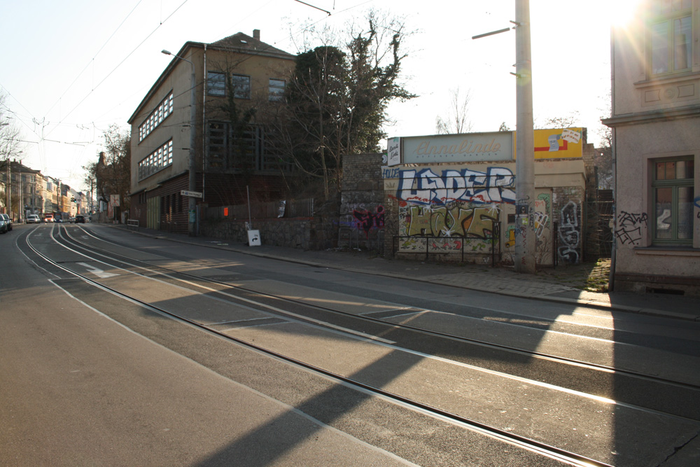 Zschochersche Straße kurz vor der Stadtteilbibliothek „Georg Maurer“. Foto: Ralf Julke