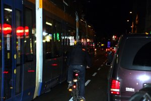 Wenn sich nun eine Pkw-Tür öffnet ... Straßenbahn, Radfahrer und parkende Autos. Auf der Jahnallee nach einem Fußballspiel. Foto: L-IZ.de