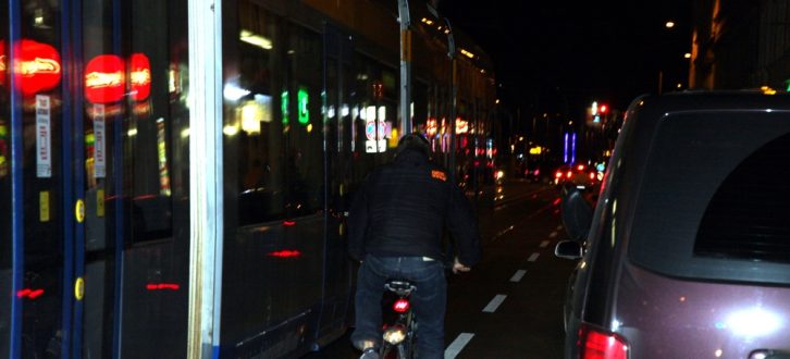 Wenn sich nun eine Pkw-Tür öffnet ... Straßenbahn, Radfahrer und parkende Autos. Auf der Jahnallee nach einem Fußballspiel. Foto: L-IZ.de