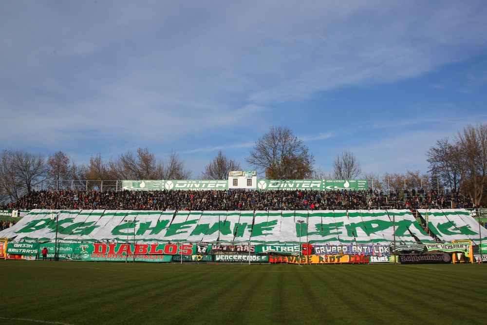 Die durchaus beeindruckende Begrüßungs-Choreografie im Chemie-Fanblock. Foto: Jan Kaefer
