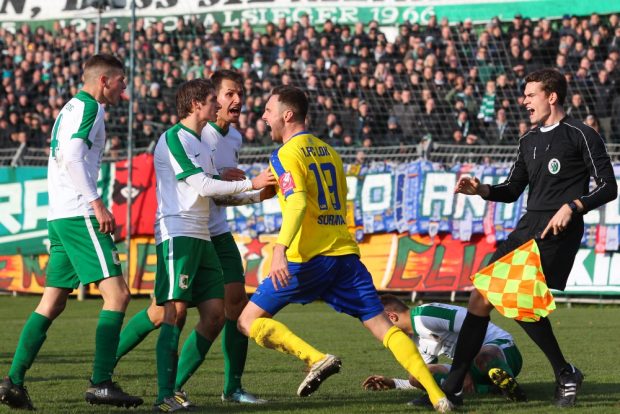 Emotionen pur - desöfteren gerieten sich die Akteure auf dem Platz in die Haare. Foto: Jan Kaefer