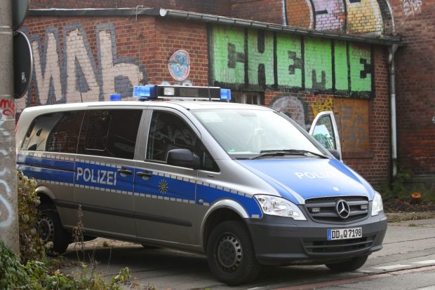 Bei weitem nicht das einzige Polizeifahrzeug rund um das Derby im Leutzscher Holz. Foto: Jan Kaefer