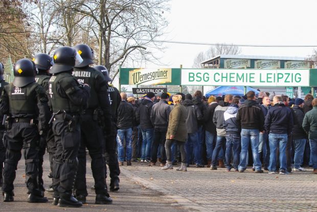 Schlangestehen vor dem Gästeblock des Alfred-Kunze-Sportparks. Foto: Jan Kaefer