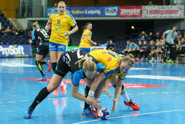 Nina Müller (li.) und Luisa Sturm lauern auf den Ball. Foto: Jan Kaefer