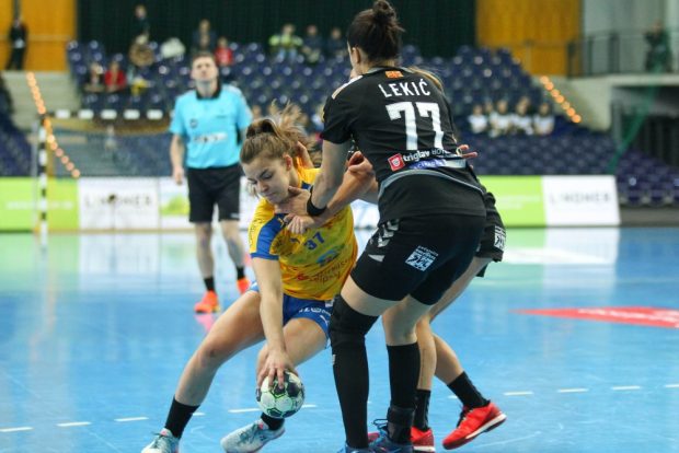 Emely Theilig (#37, HCL) geht es an den Kragen. Foto: Jan Kaefer