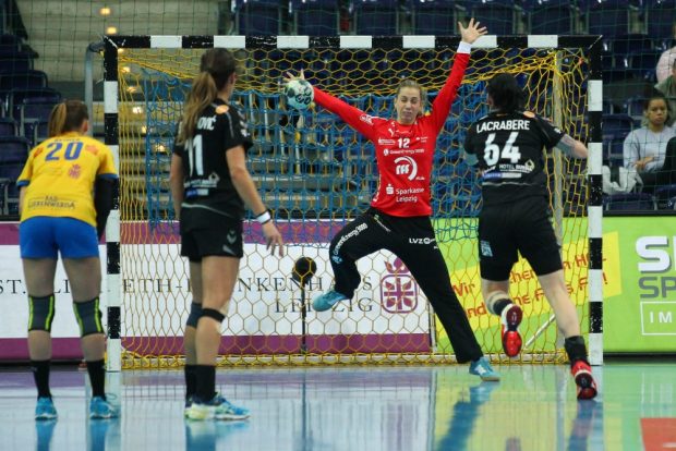 Für Nationaltorhüterin Katja Kramarczyk hielt sich der Spaß in Grenzen. Foto: Jan Kaefer