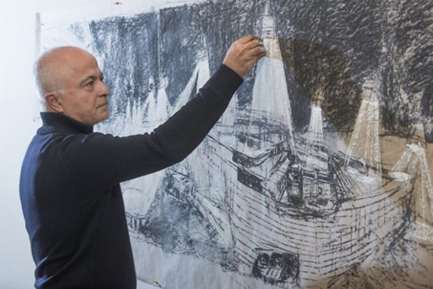 Yadegar Asisi beim Skizzieren des Titanic-Panoramas. Foto: Asisi / David Oliveira