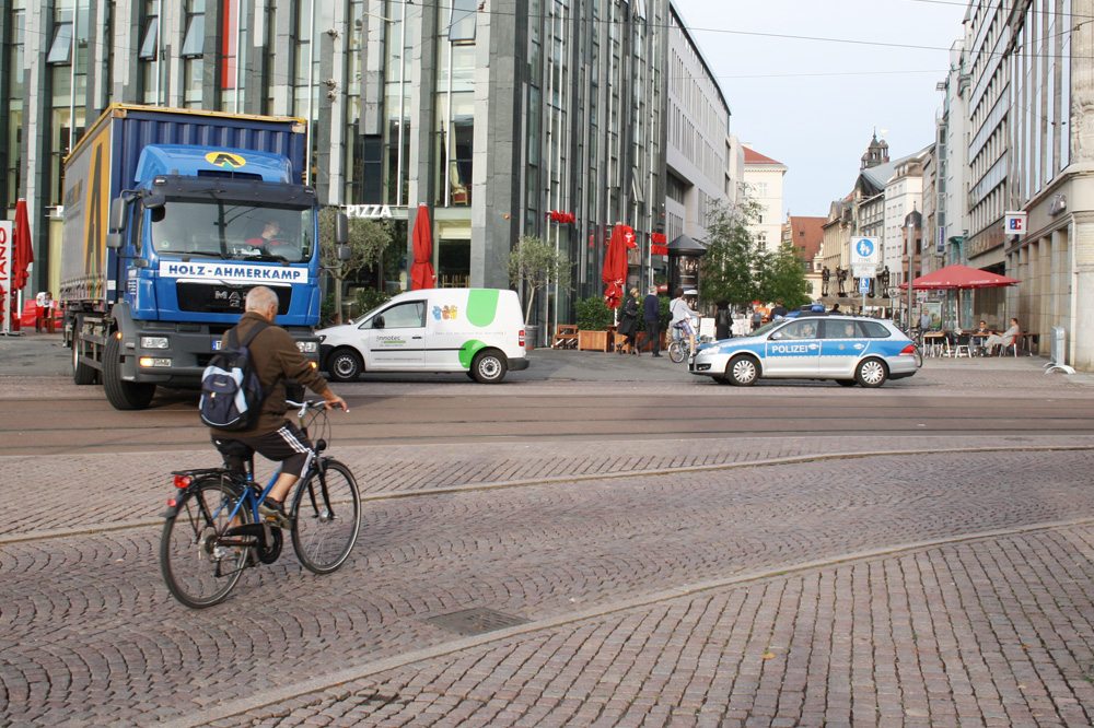 Radfahrer an der Kreuzung Grimmaische Straße / Goethestraße. Foto: Ralf Julke