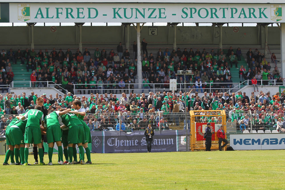 Die Mannschaft der BSG Chemie vor der Tribüne. Foto: Jan Kaefer