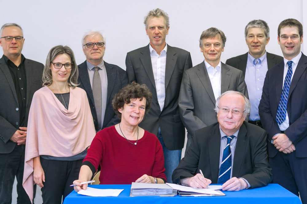 Bei der Vertragsunterzeichnung: Prof. Dr. Beate Schücking, Rektorin der Universität Leipzig, und Prof. Dr. Udo Sträter, Rektor der Martin-Luther-Universität Halle-Wittenberg, im Kreise weiterer Vertreter der beteiligten Einrichtungen.Foto: Universität Leipzig/Swen Reichhold