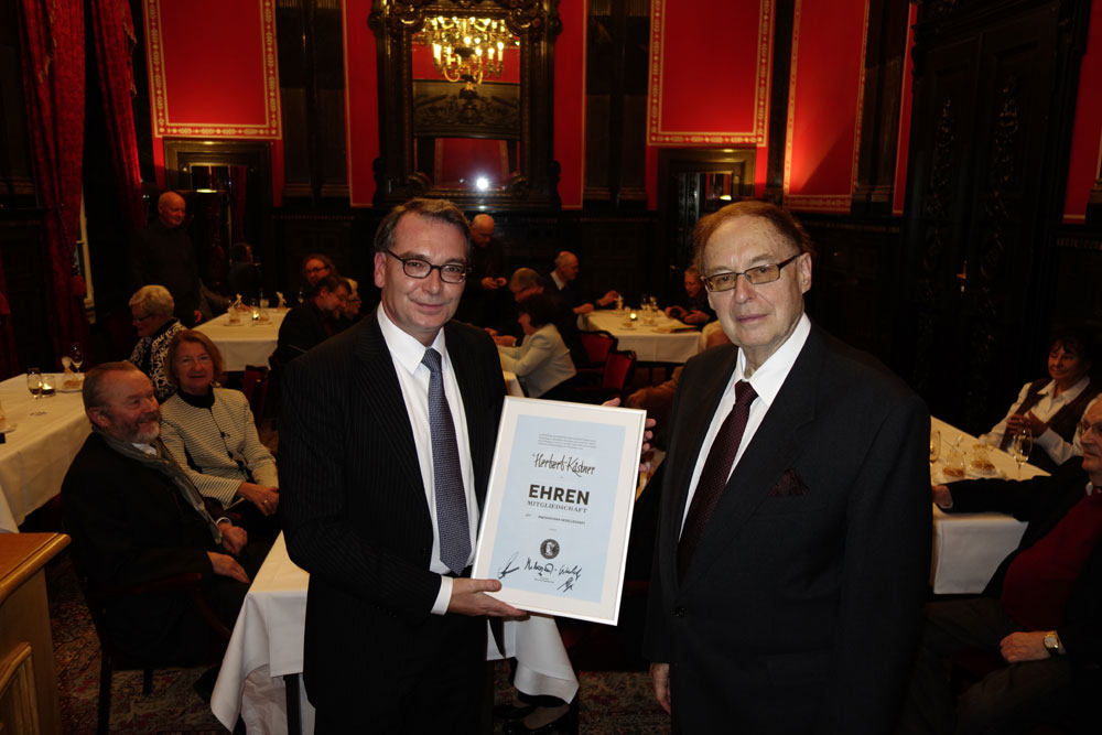 Der Vorsitzende der Pirckheimer-Gesellschaft Ralph Aepler (l.) überreicht die Urkunde über die Ehrenmitgliedschaft in der Pirckheimer-Gesellschaft an den Leipziger Bibliophilen Herbert Kästner. Foto: Ralf Wege