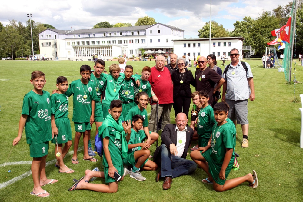 Eine fast unmögliche Geschichte Ze`ev Bartfeld und Juliette Richter kehren beim Bartfeld-Cup 2016 nach Leipzig zurück (Mitte). Im Bild die Jugendmannschaft F.C. Pardes Hanna-Karkur, Israel & Thomas Feist (MdB, CDU Mitte sitzend). Foto: L-IZ.de