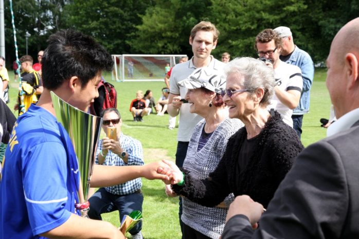 Die Kinder der Überlebenden. Evelyne Neman und Juliette Richter übergeben einem Lok-Nachwuchsspieler den großen Bartfeld Pokal in Leipzig. Foto: L-IZ.de
