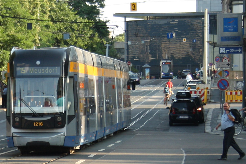 Normalzustand in der Goethestraße: Straßenbahn, Radfahrer, Falschparker. Foto: Ralf Julke