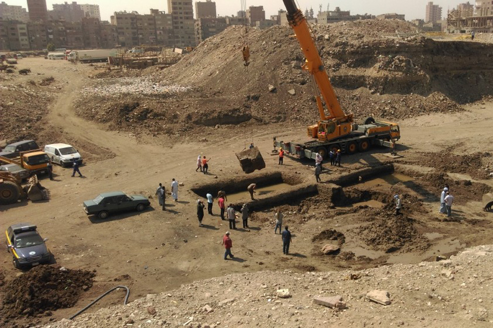 Bergung eines Blockes des Tors Nektanebos I. Foto: Ägyptisches Museum, Universität Leipzig