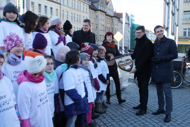 Michael Jana, Leiter des VTA, hält das große Eröffnung-Herz für die Straße in der Hand. Foto: Ralf Julke