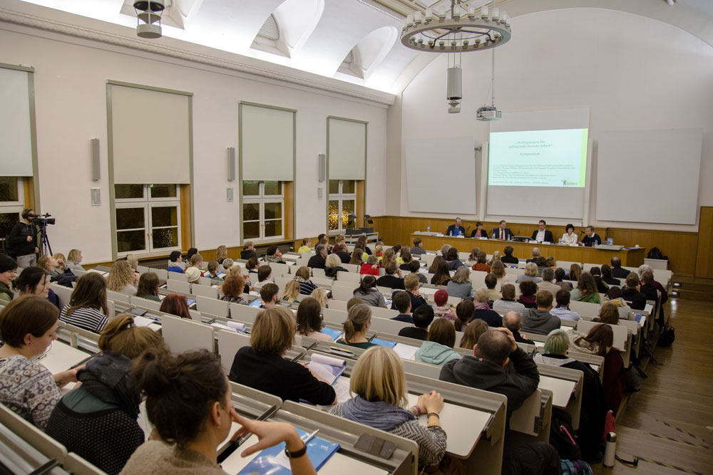 Mehr als 200 Experten kamen zum Kongress Soziale Arbeit an die HTWK Leipzig. Im Bild: Gut gefüllter Saal zum Symposium am Freitagabend. Foto: Robert Weinhold/HTWK Leipzig