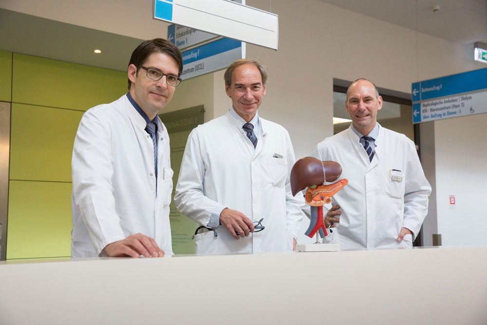 Prof. Daniel Seehofer, Leiter des Bereich hepatobiliäre Chirurgie und viszerale Transplantation, Prof. Thomas Berg, Leiter der Sektion Hepatologie, und Univ.-Prof. Florian Lordick, Direktor des Universitären Krebszentrums, (v.l.n.r.) vom universitären Lebertumorzentrum (ULTC), das im September etabliert worden ist. Foto: Stefan Straube / UKL
