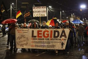 Echauffierte Bürger im Leipziger Regen. Foto: L-IZ