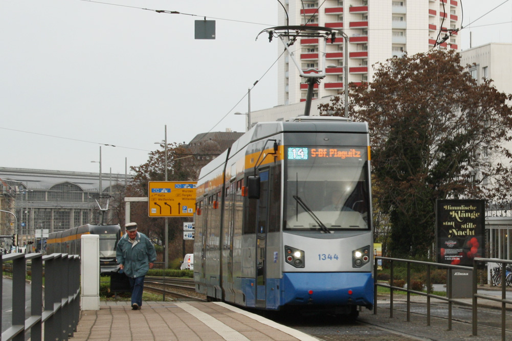 Straßenbahn der Linie 14 am Augustusplatz. Foto: Ralf Julke