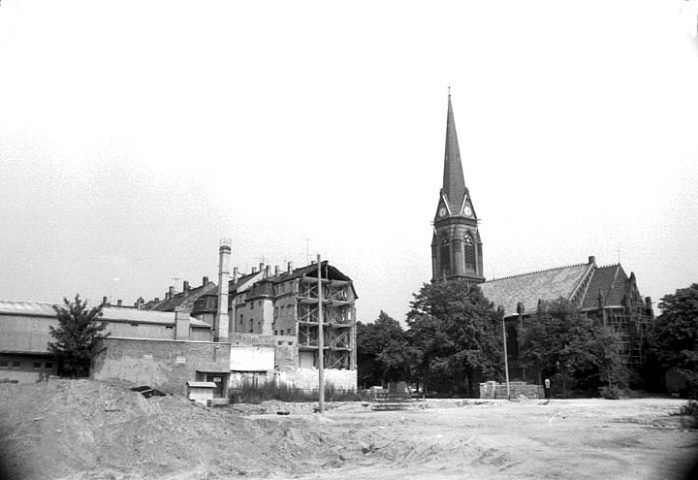Parallel ein klener Einblick ind en Hauszustand (links) rings um die Lukaskirche 1988. Foto: mit frdl. Genehmigung Bürgerverein Volkmarsdorf / Foto: Dieter Müller