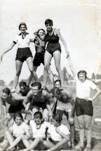 Mädchenfußball im Jahr 1935. Quelle: SML Kopie v Orig. Gerda Landsberg / Tüpfelhausen e.V.