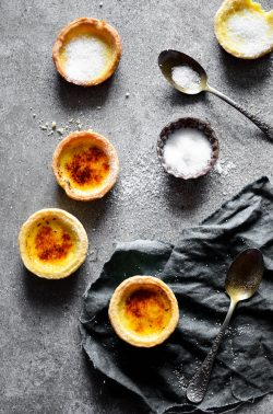 Mandarinen-Crème-Brûlée-Tartelettes. Foto: Maike Klose