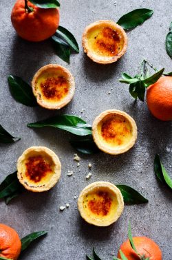 Mandarinen-Crème-Brûlée-Tartelettes. Foto: Maike Klose