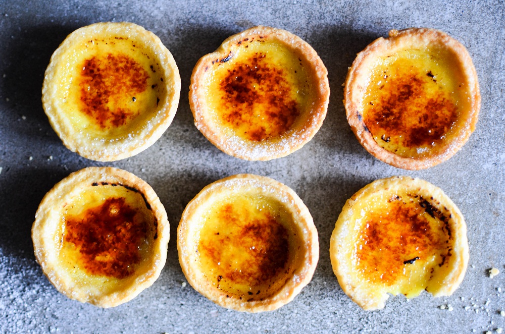 Mandarinen-Crème-Brûlée-Tartelettes. Foto: Maike Klose