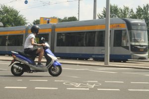 Straßenbahn und Motorroller am Wilhelm-Leuschner-Platz. Foto: Ralf Julke