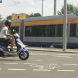 Straßenbahn und Motorroller am Wilhelm-Leuschner-Platz. Foto: Ralf Julke