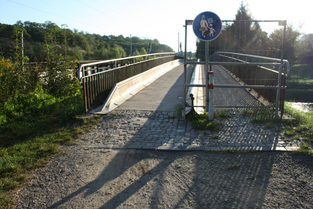 Zur Hälfte gesperrt: der Nahlesteg. Foto: Ralf Julke