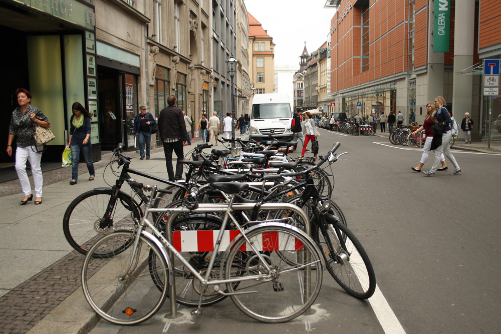 Für Radabstellanlagen in der Innenstadt mussten einige Autostellplätze dran glauben. Foto: Ralf Julke