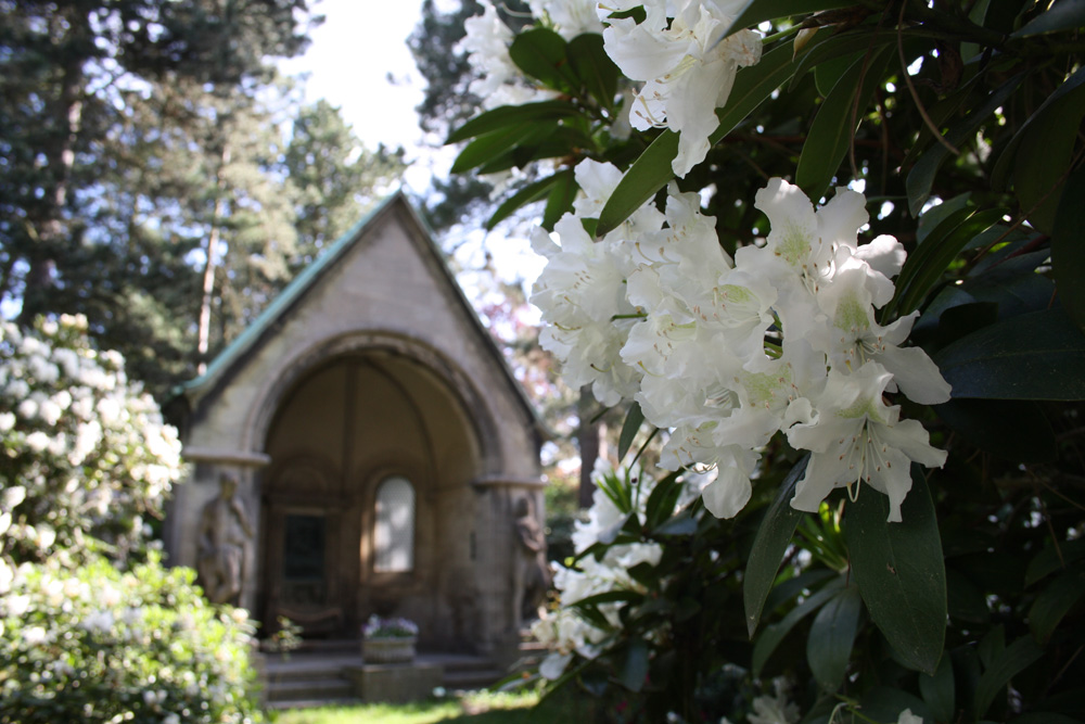 So ein üppiges Grabmal muss man sich erst mal leisten können. Foto: Ralf Julke