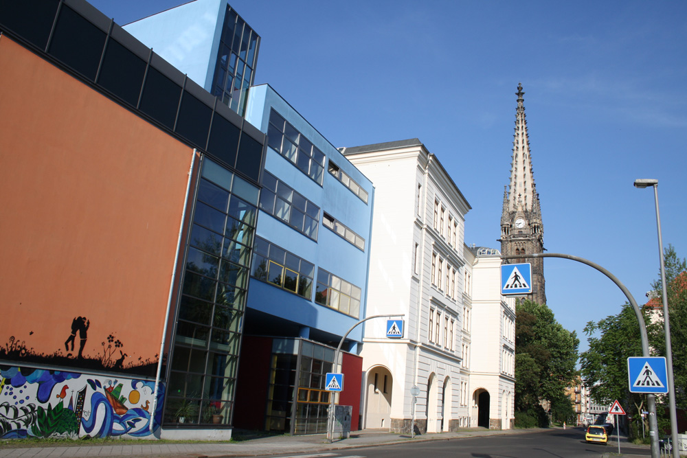 Turm der Peterskirche und Evangelisches Schulzentrum. Foto: Ralf Julke