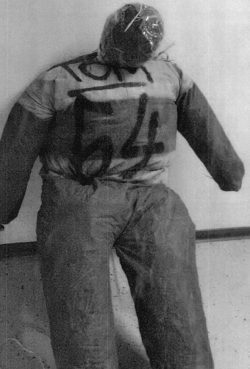 Solche Strohpuppen wurden an mehreren Brücken angebracht. Foto: PD Leipzig