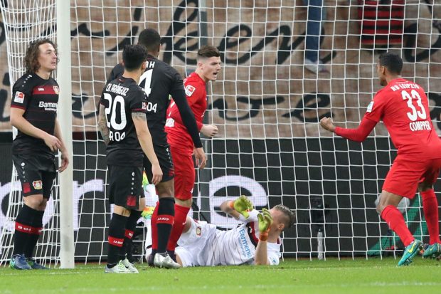 Nach einer Ecke von Emil Forsberg befördert Timo Werner den Ball Richtung Kasten. Am Ende ist es ein Eigentor von Julian Baumgartlinger (links im Bild). Foto: GEPA pictures/Roger Petzsche