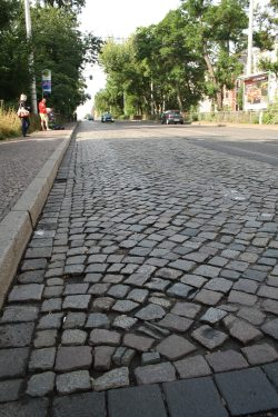 Altes, lautes Pflaster: die Riebeckbrücke. Foto: Ralf Julke