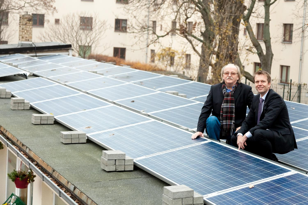 Gestern übergab Matthias Pfeiffer, Bereichsleiter Energielösungen der Leipziger Stadtwerke (rechts), die PV-Anlage und den Speicher offiziell an Dr. Werner Wehmer, Vorstandsvorsitzender des Leipziger Tafel e. V. (links). Foto: Leipziger Stadtwerke