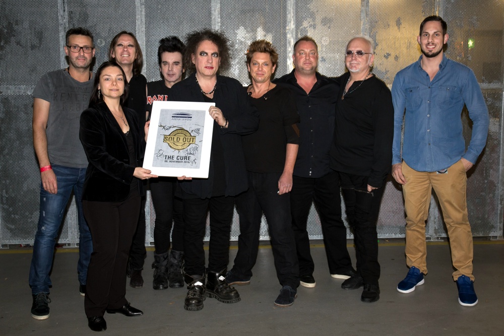 THE CURE am 8.11.2016 in der ARENA Leipzig: mit Rodney Aust (l.), Iris Rackwitz (2.v.l.), Mike Schorler (3.v.r.) und Ben Mitha (r.). Foto: Uwe Frauendorf