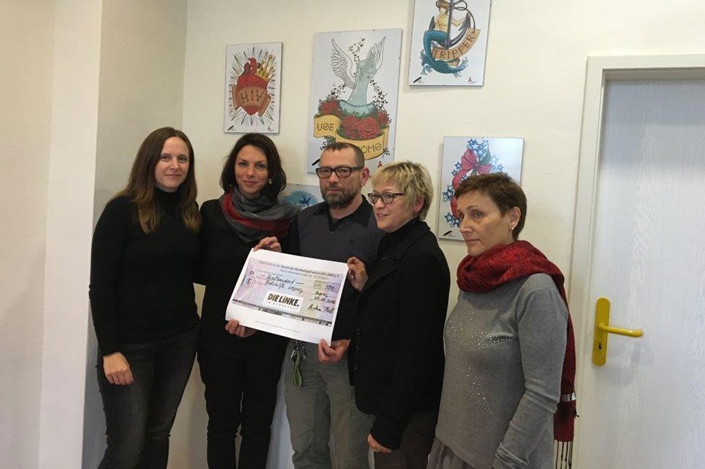 von rechts nach links: Beate Ehms (Stadträtin Leipzig), Barbara Höll (Vorsitzende des Spendenvereins der Bundestagsfraktion DIE LINKE), Peter Thürer (Sozialarbeiter AIDS-Hilfe Leipzig), Susanna Karawanskij (MdB), Sarah Buddeberg (MdL). Foto: Die Linke