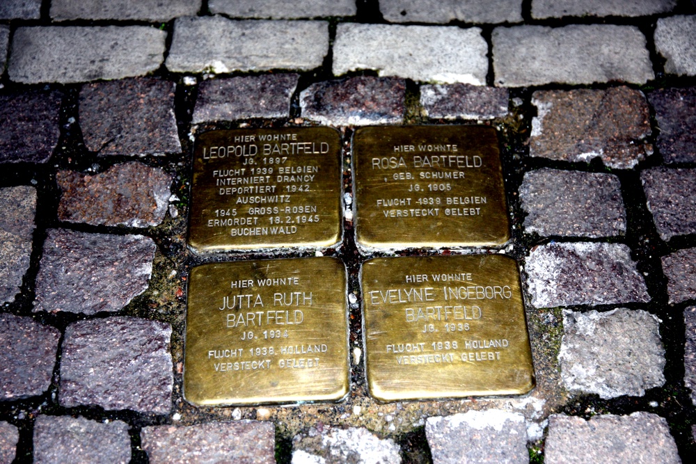 An der ehemaligen Wohnadresse von Leopold Bartfelds Familie sind seit Mai 2016 Stolpersteine eingelassen. Foto: L-IZ.de