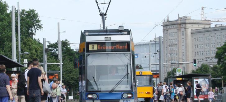 Straßenbahn am Wilhelm-Leuschner-Platz. Foto: Ralf Julke