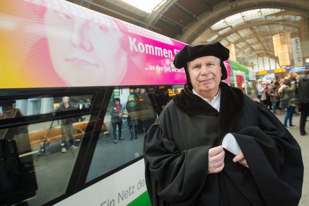 Martin Luther alias Norbert Hein freut sich über die „rollende“ Werbung zu seiner Person. Foto: Christian Modla/Westend Communication