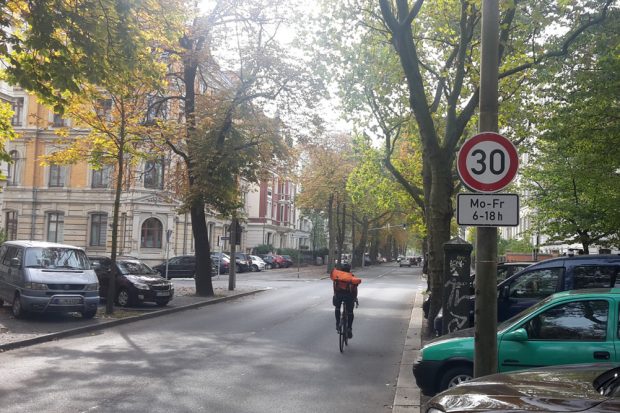 Bislang gibt es nur Tempo 30 vor der Erich-Zeigner-Schule in der Erich-Zeigner-Allee. Foto: Ökolöwe - Umweltbund Leipzig e.V.