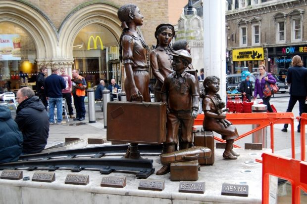 Zur NS-Zeit eine rettende Insel in Europa für jüdische Kinder auch aus Leipzig (3. Schild, unten) - Denkmal an der Liverpool Street in London. Foto: L-IZ.de